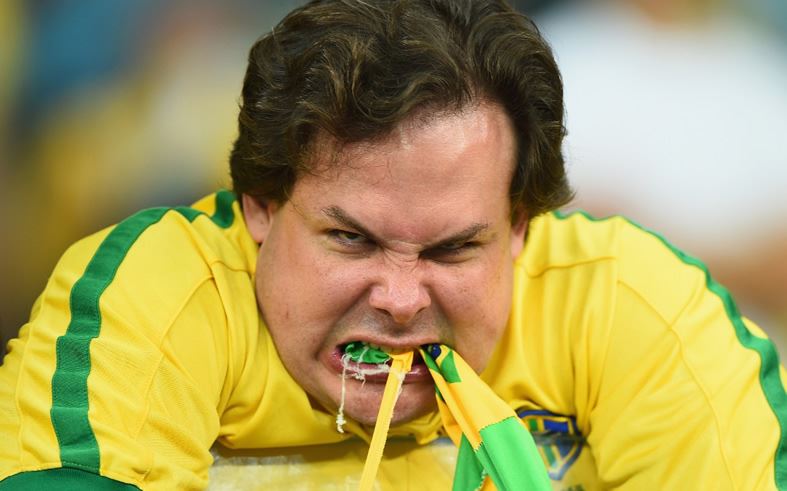بالصور .. بكاء وصدمة وغضب على وجوه جمهور البرازيل بعد الخسارة المذلة أمام الألمان في كأس العالم  