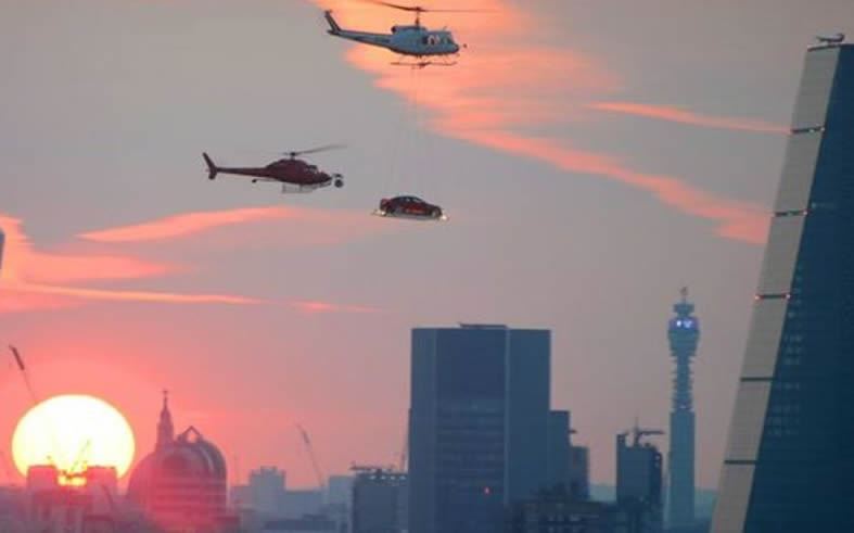 بالصور: سيارة طائرة فوق لندن تثير استغراب السكان وتشعل تويتر