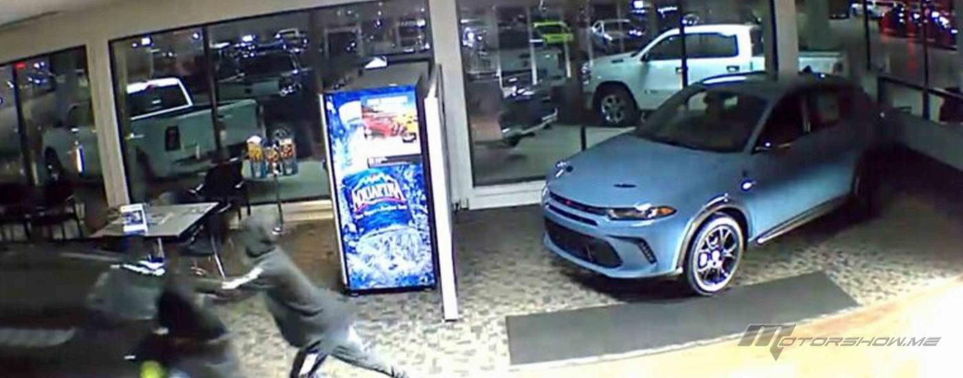 بالفيديو: عصابة تسرق سيارتين من نوع دودج تشارجر من الوكالة