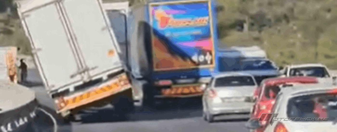 بالفيديو: لحظة إنقلاب شاحنة من فوق جسر
