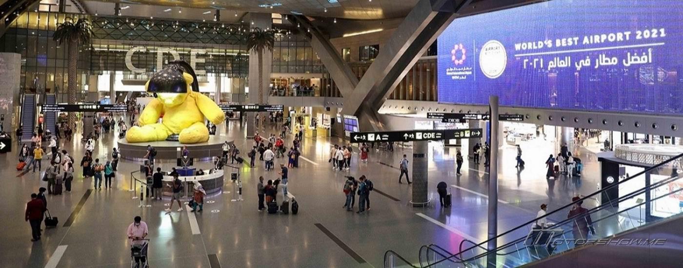 بالفيديو: دولة خليجية توزّع عيدية بمبالغ كبيرة للمسافرين في مطارها