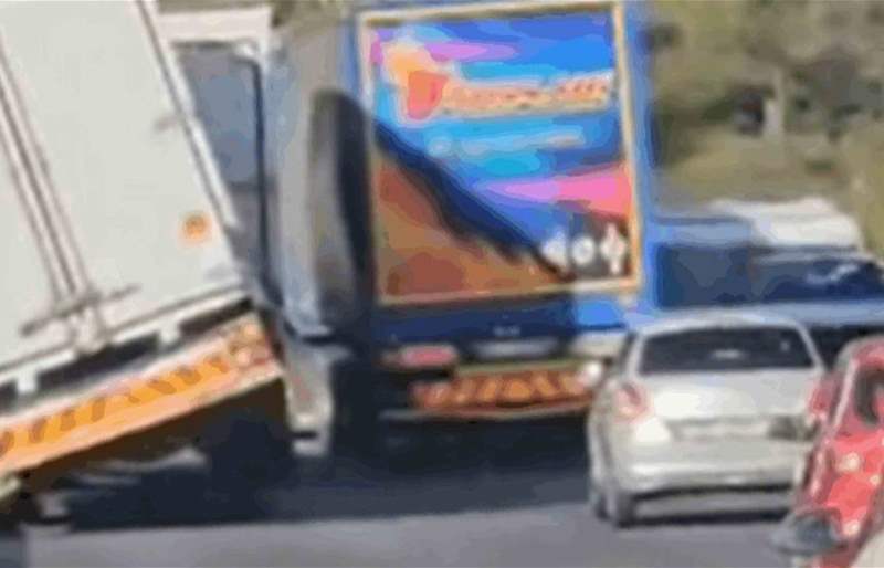 بالفيديو: لحظة إنقلاب شاحنة من فوق جسر