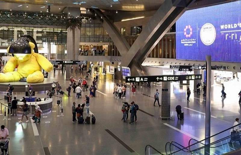 بالفيديو: دولة خليجية توزّع عيدية بمبالغ كبيرة للمسافرين في مطارها