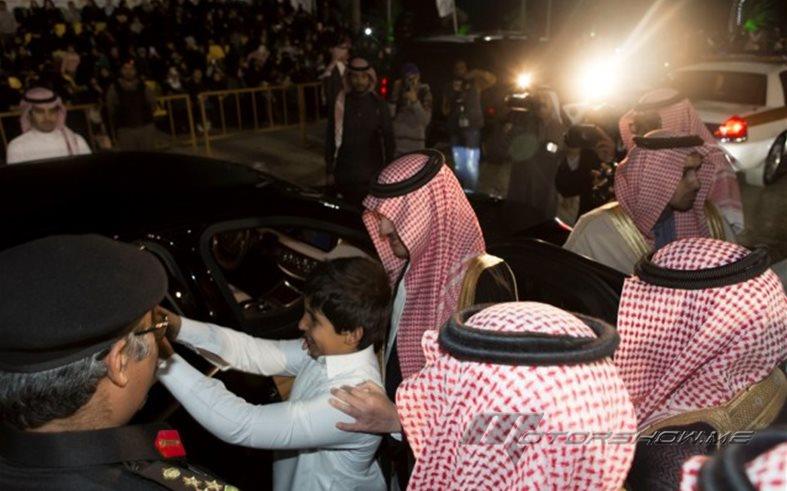 لمِ استوقف هذا الطفل الأمير سعود بن نايف عند سيارته؟