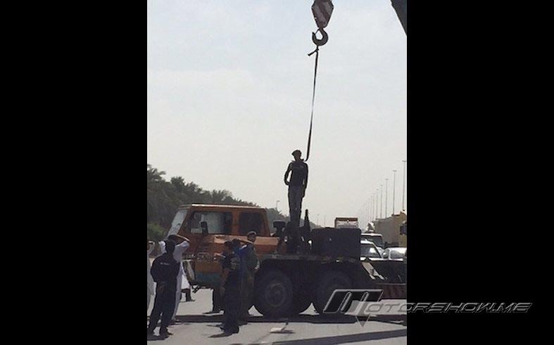 سائق رافعة يربط الحبل حول عنقه ويهدد برفع وشنق نفسه وسط طريق بن زايد في دبي