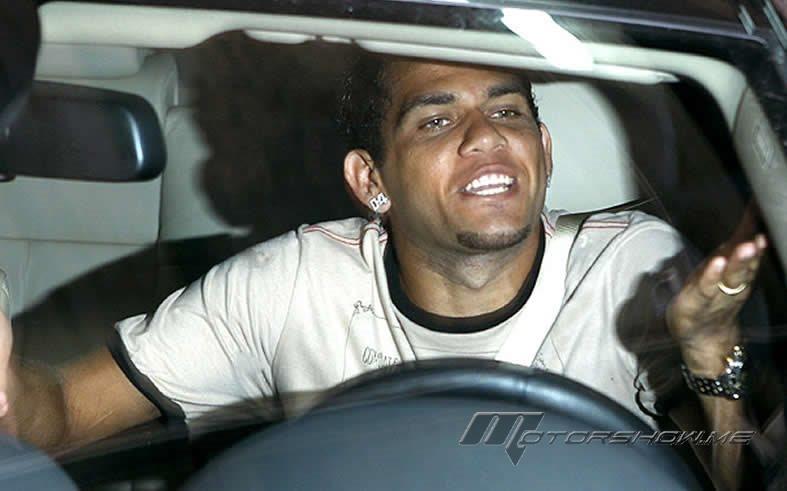 كم يبلغ راتب اللاعب البرازيلي داني ألفيس؟ وما هي السيّارات التي يقودها؟ 