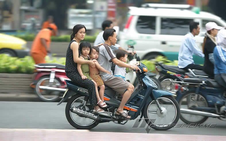 عائلة كاملة على دراجة نارية واحدة