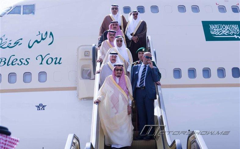 بالصور: من كان في استقبال خادم الحرمين الشريفين الملك سلمان بن عبد العزيز إثر وصوله إلى مطار المملكة المغربية؟