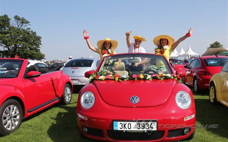 آلاف سيارات البيتل في أكبر تجمع لها في ألمانيا، وظهور خاص للبيتل الوردية الجديدة