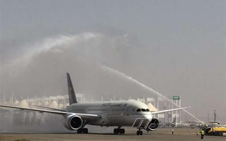 بالصور: لماذا تم رشّ طائرة Boeing 787 بالمياه فور وصولها لمطار الملك عبد العزيز بجدّة