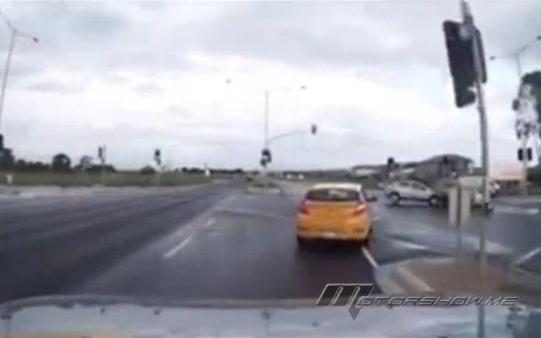 لن تصدّقوا هذا الفيديو:  سيارة خرجت من العدم في وسط الطريق تحيّر العالم!