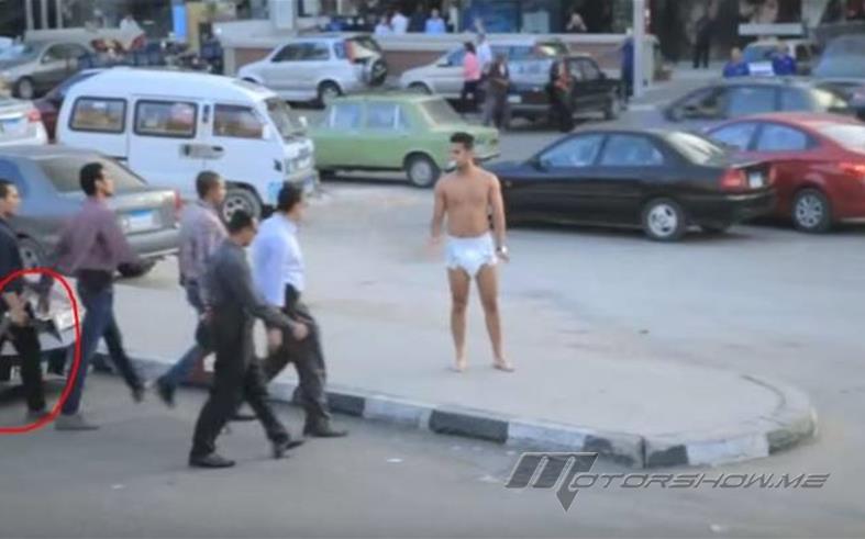 بالفيديو: لبس حفاضا وخرج على الطريق عاريا ولكن لم يتصوّر هجوم الرجال عليه