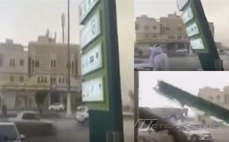 فيديو: لحظة سقوط لوحة إعلانية على سيارة مواطن أمام عينه بالسعودية... ماذا حصل مع السائق؟ 