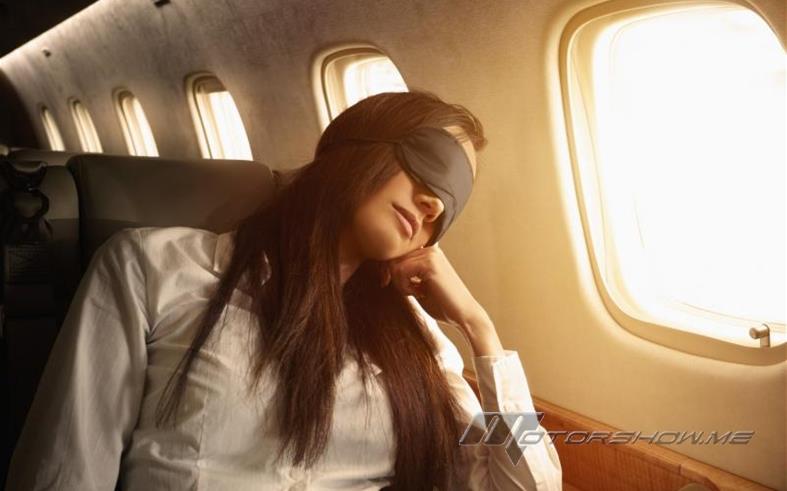 عندما كانت نائمة على متن الطّائرة، هذا ما فعله رجل بها رغم وجود زوجته بقربه