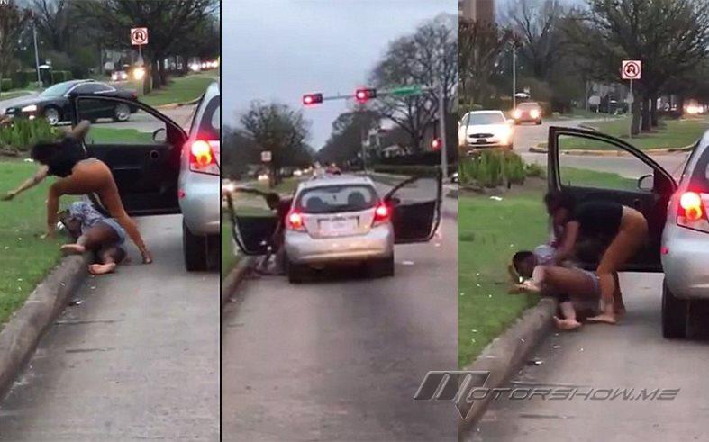 بالفيديو: امرأة تنهال بالضرب والسباب على صديقتها في وسط الطريق المزدحم دون أية رحمة!
