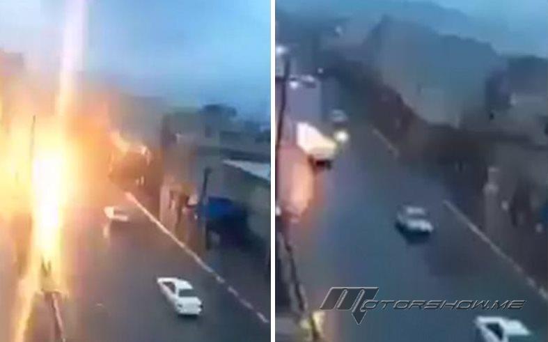 بالفيديو: لحظة ضرب صاعقة رعدية لسيارة أثناء سيرها على الطريق... ردّة فعل السائق صادمة! 