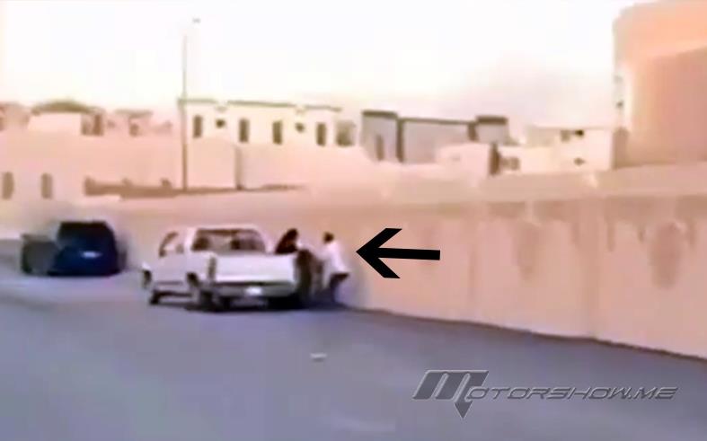 بالفيديو: تصرّف معيب لشاب وقح على الطريق في الرياض وراء سيارته
