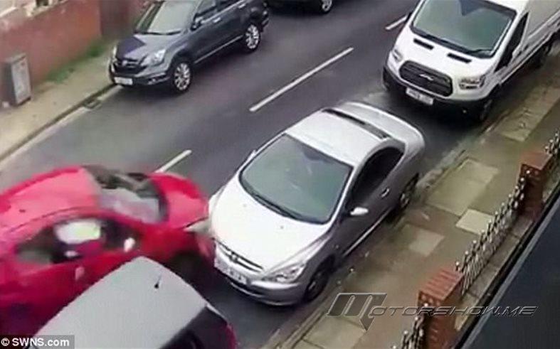بالفيديو: سيارة مسرعة تتسبب في تحطم 4 سيارات متوقفة على الطريق! 
