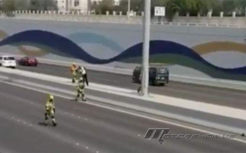 بالفيديو: أغلقت شرطة أبوظبي مع ‫الاطفاء‬ الطريق العام للقيام بأمر لن تصدّقه أعينكم! 