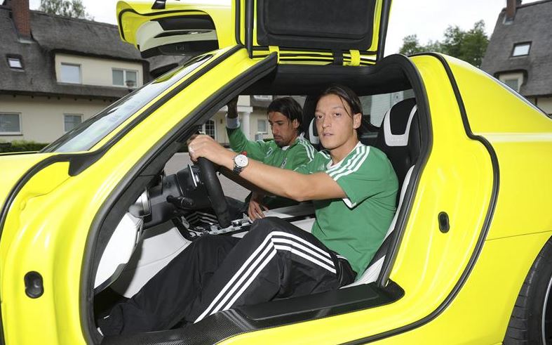 مجموعة سيارات مسعود أوزيل لاعب خط الوسط في المنتخب الألماني