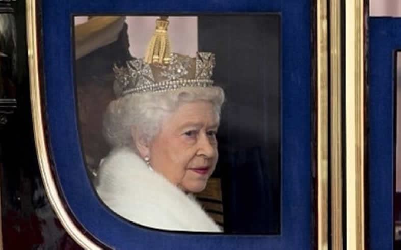 الملكة اليزابيث الثانية تحصل على عربة مكسوة بالذهب