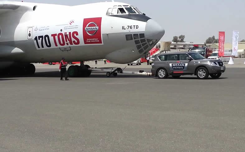 نيسان باترول تسحب أثقل طائرة بالعالم في الشارقة .. وتدخل غينيس