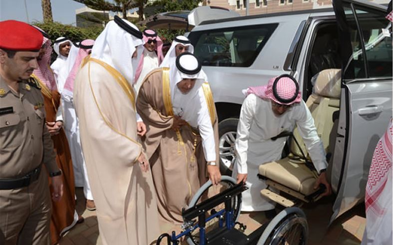 أمير سعودي يسلم 11 سيارة مجهزة لذوي الاحتياجات الخاصة