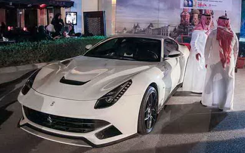 تجمع سيارات وقهوة في جدة يشهد تواجد ملفت للسيارات الفائقة التي تشهدها المملكة العربية السعودية 
