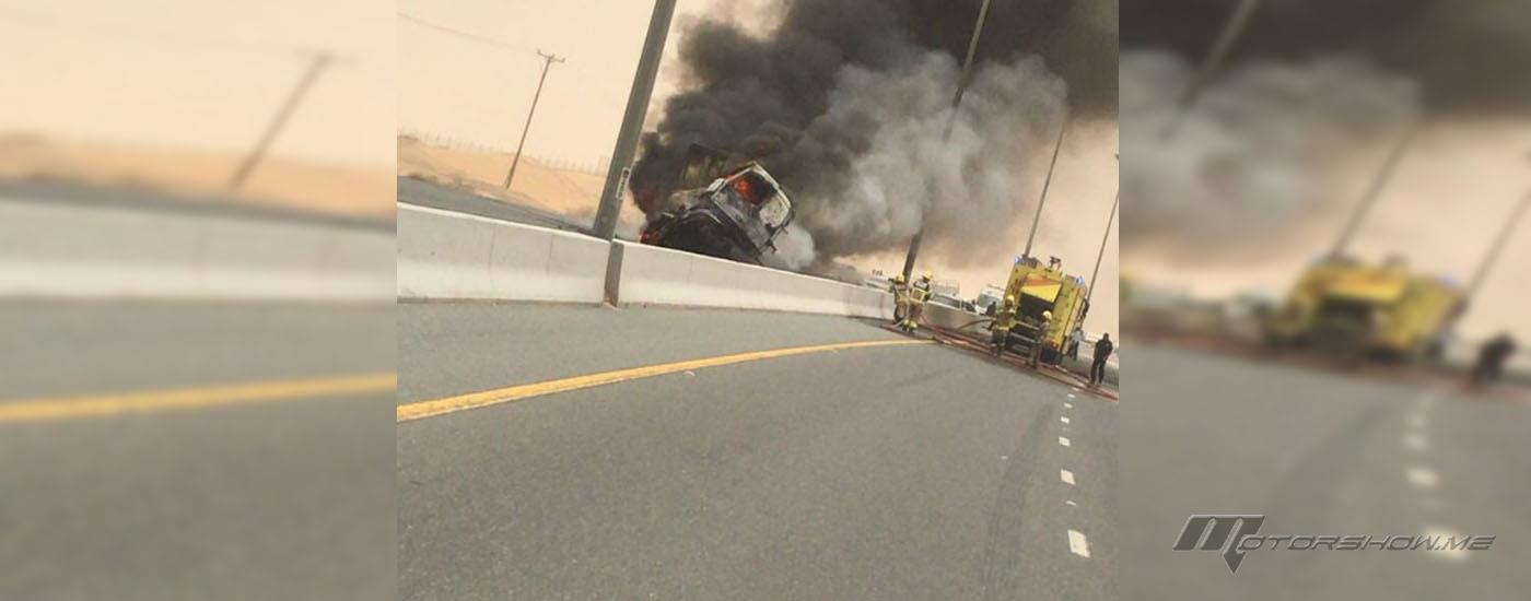 تصادم قوي لشاحنة على طريق الإمارات والنيران تشتعل