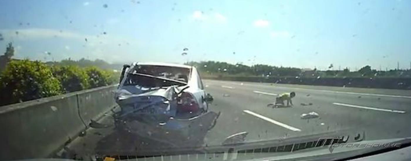 بالفيديو: طفلين يطيران من السيارة في مشهد مرعب للغاية