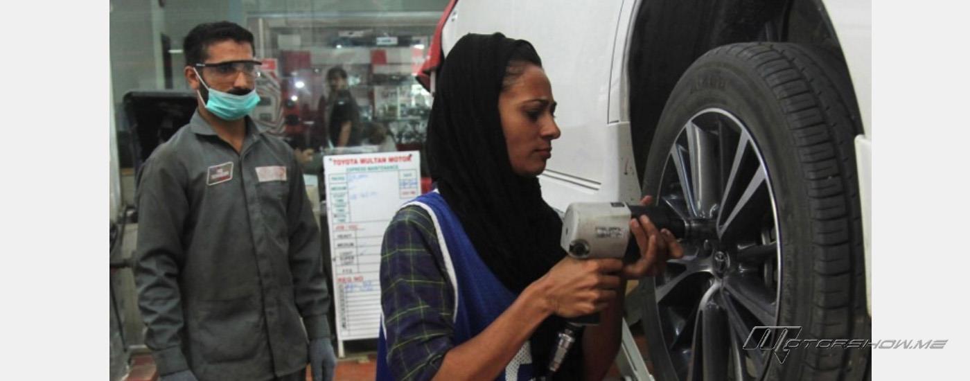 سيدة باكستانية تعمل في ميكانيكية سيارات تدفع الى التغيير