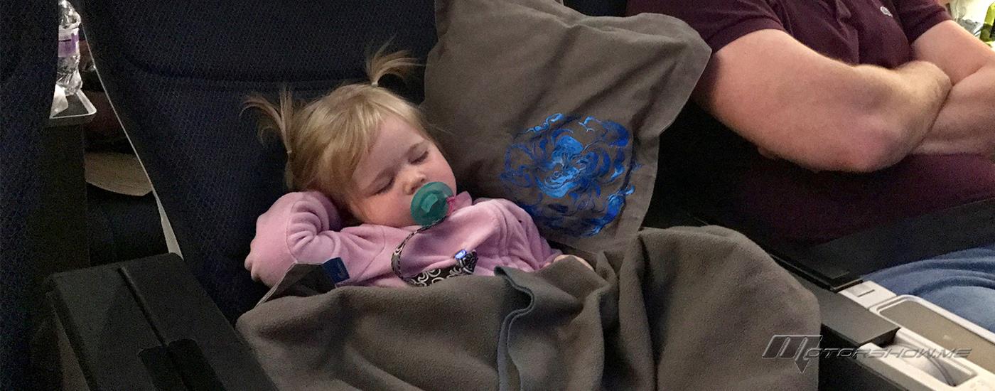 بالصور: أمّ تجد طريقة ذكية وغير مكلفة لنوم الأطفال براحة طوال الرحلة