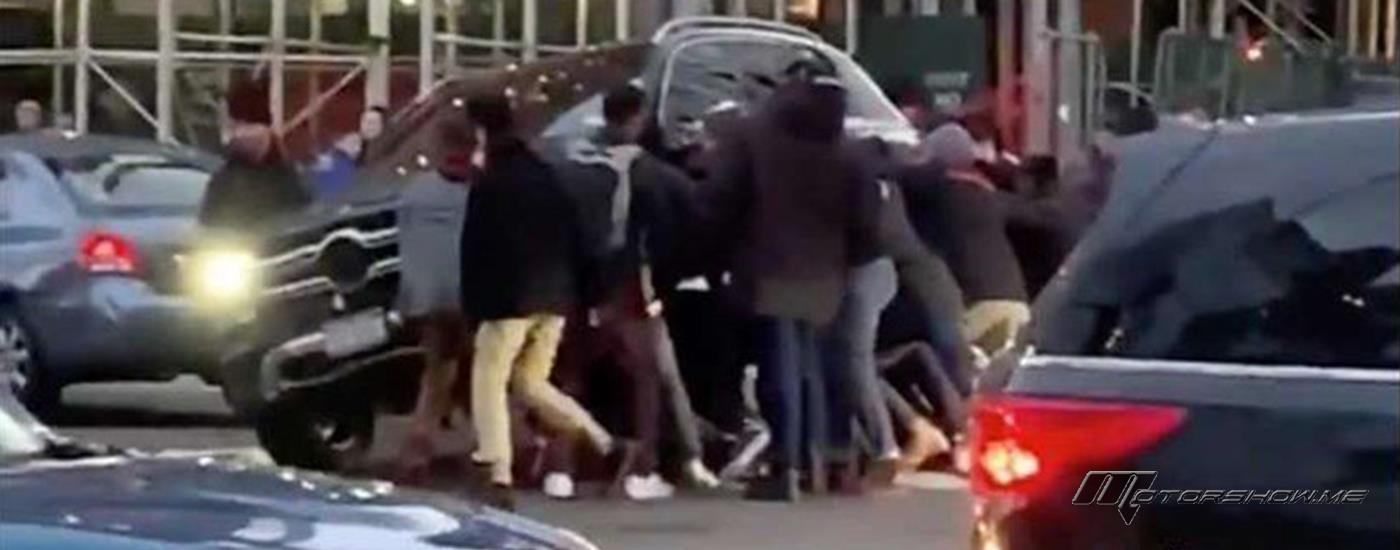 بالفيديو: المارّة يرفعون السيارة لإنقاذ امرأة من تحتها