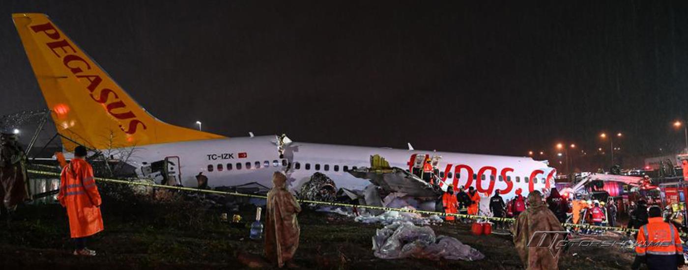 انشطار طائرة في إسطنبول بعد خروجها عن مسارها