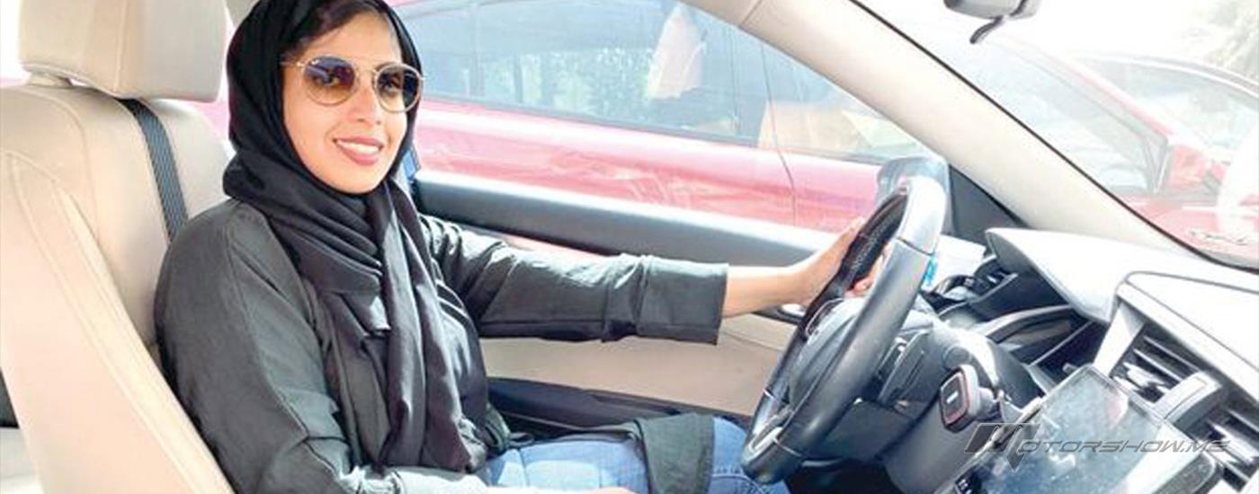 سائقة تاكسي سعودية تشتم شرطي مرور!