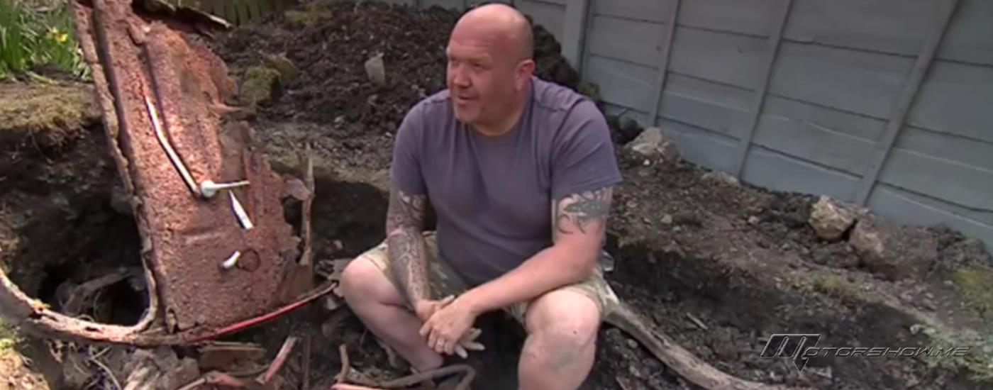 بالفيديو: ماذا وجد هذا الرجل في حديقته أثناء الحجر المنزلي؟