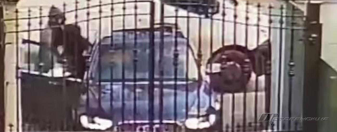 بالفيديو: سرقة سيارة رياضية في وضح النهار... كيف انتهت المواجهة مع السائق؟ 