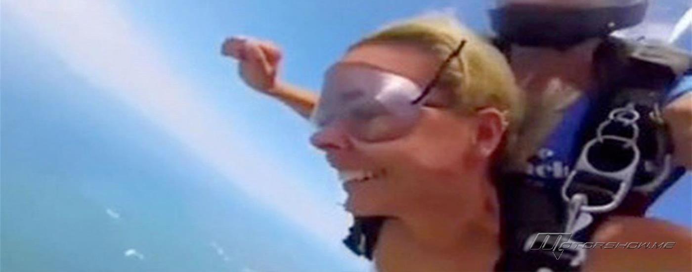 فيديو يجتاح تيك توك: سيدة تخوض تجربة القفز بالمظلة!