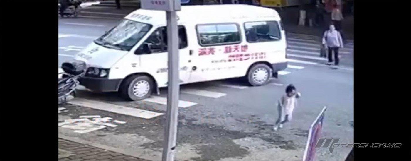 بالفيديو: نجاة طفلة من حادث سير بأعجوبة في الصين!