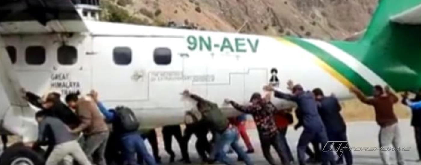 بالفيديو: ركاب يدفعون طائرة على مدرج المطار للحاق برحلتهم