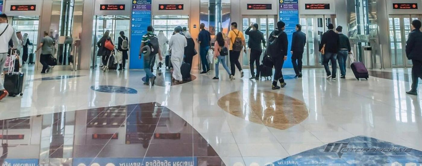 لقاء مؤثر في مطار دبي لوافد وزوجته وابنته بعد 10 سنوات