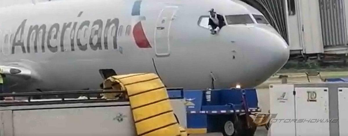بالفيديو: رجل يقتحم قمرة قيادة طائرة ويحاول الهرب من نافذتها