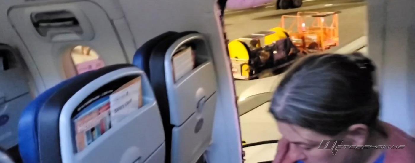 بالفيديو: فتح باب الطائرة وسار على جناحها قبل توقفها