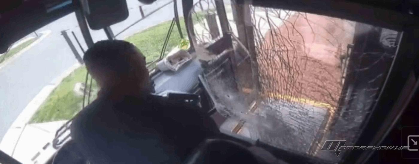 بالفيديو: لحظة تبادل لإطلاق نار بين راكب وسائق داخل حافلة