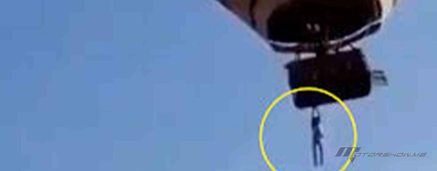 بالفيديو: شخص يهوى من ارتفاع كبير بعد أن علق بمنطاد هوائي!