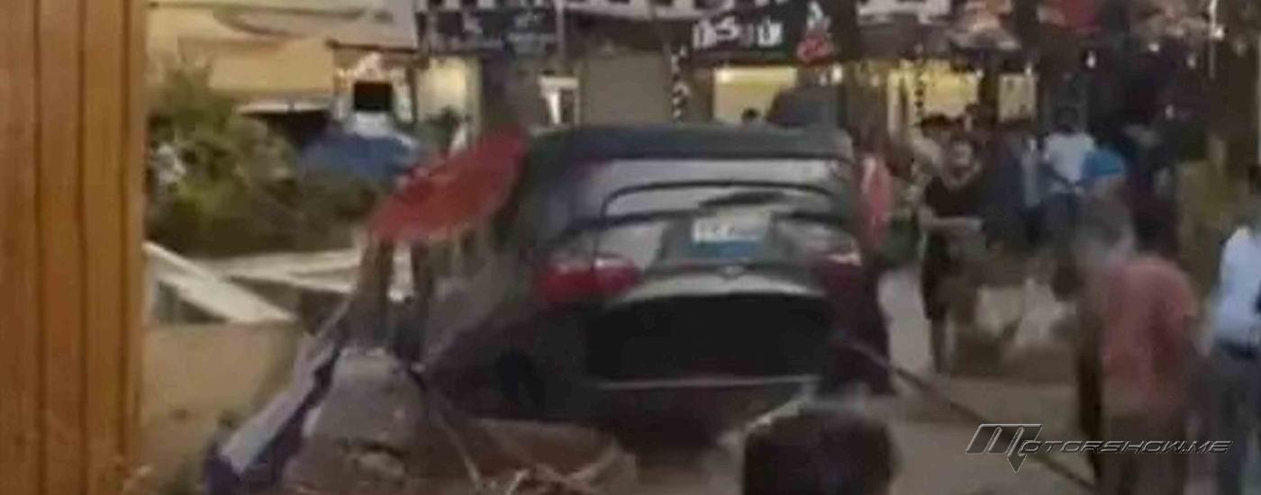 سيارة تقتحم مقهى وتصيب 4 أشخاص وسط ذهول المارة
