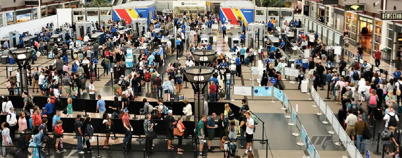 ملايين المسافرين عالقون بعد إلغاء 700 رحلة في أمريكا