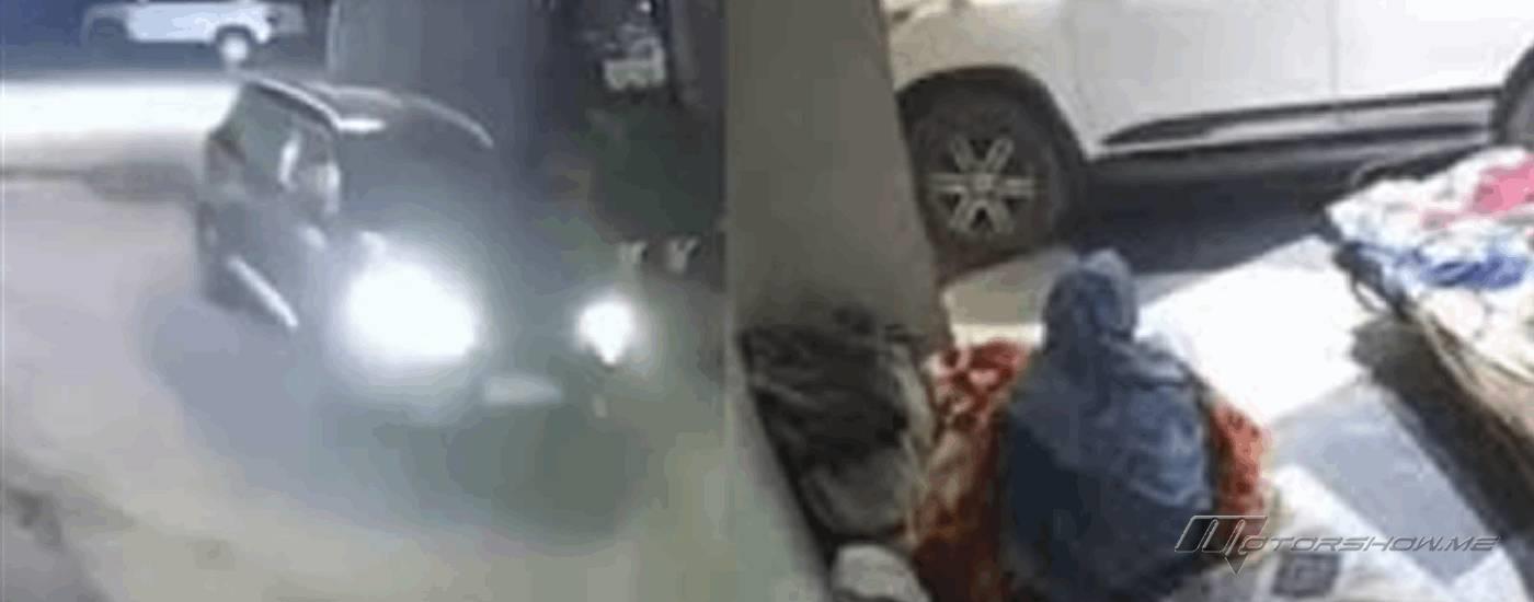 سيارة تقتحم منزلاً وامرأة مسنّة تفلت من الموت بأعجوبة