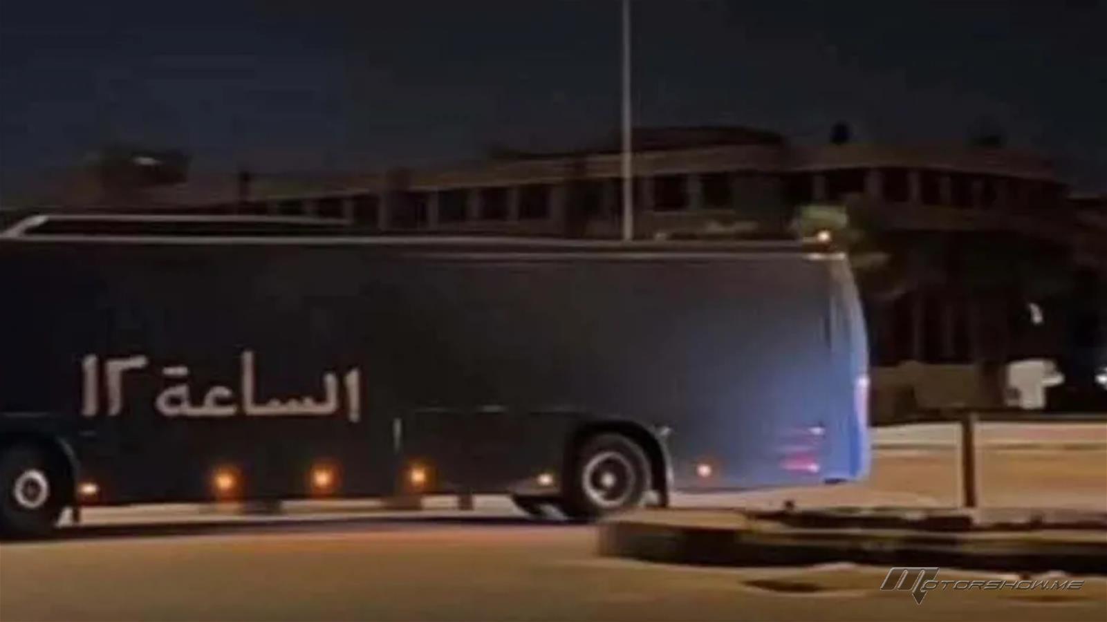 حافلة سوداء بلا سائق تثير الجدل في القاهرة.. والحقيقة تكشف مفاجأة