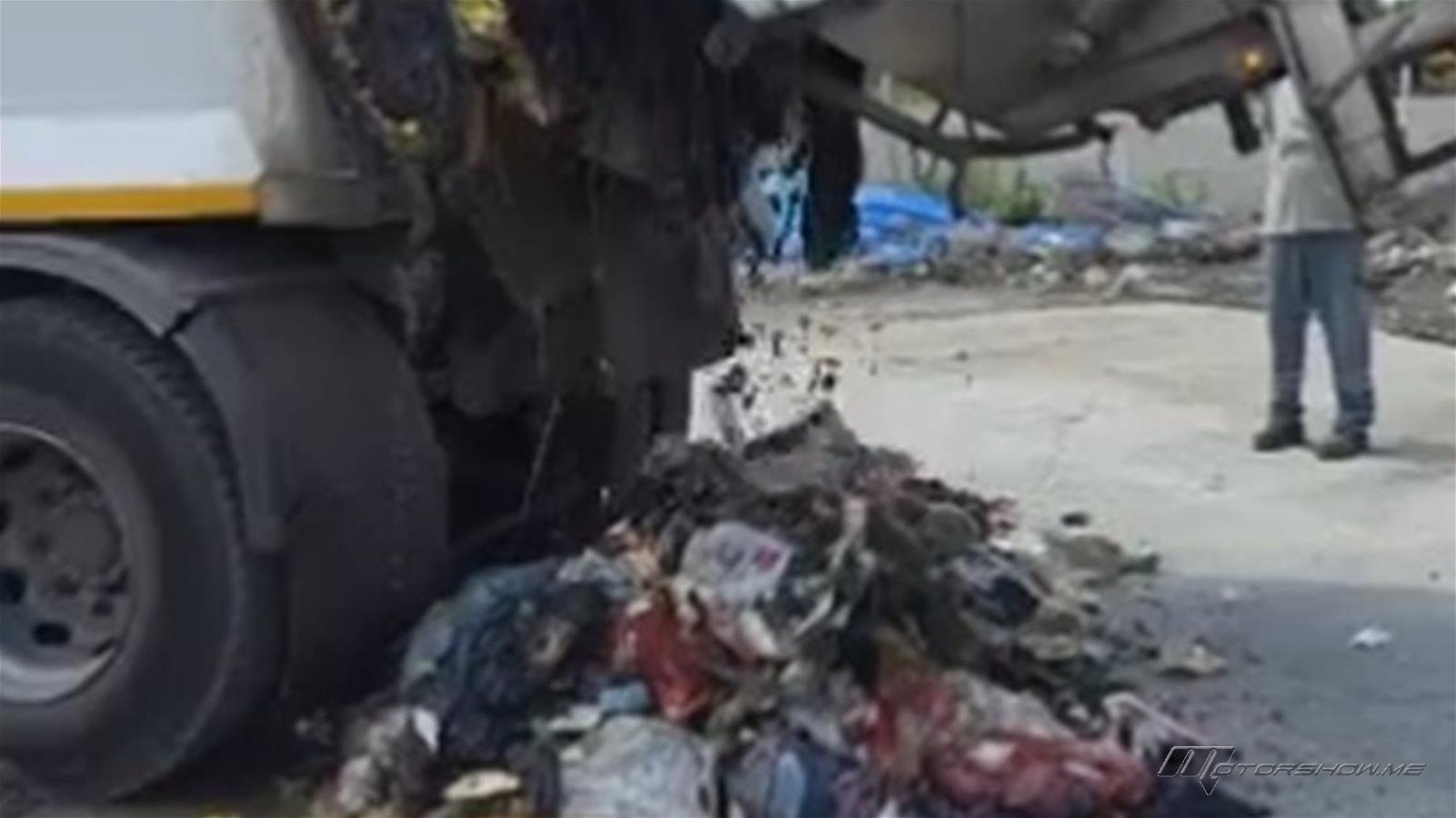 فيديو يوثق القصة.. عمال نظافة يفتشون أطنان النفايات للعثور على حقيبة سيدة